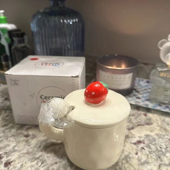 Bear Korean Ceramic Mug with Strawberry Lid & Spoon - Picture 3 of 8